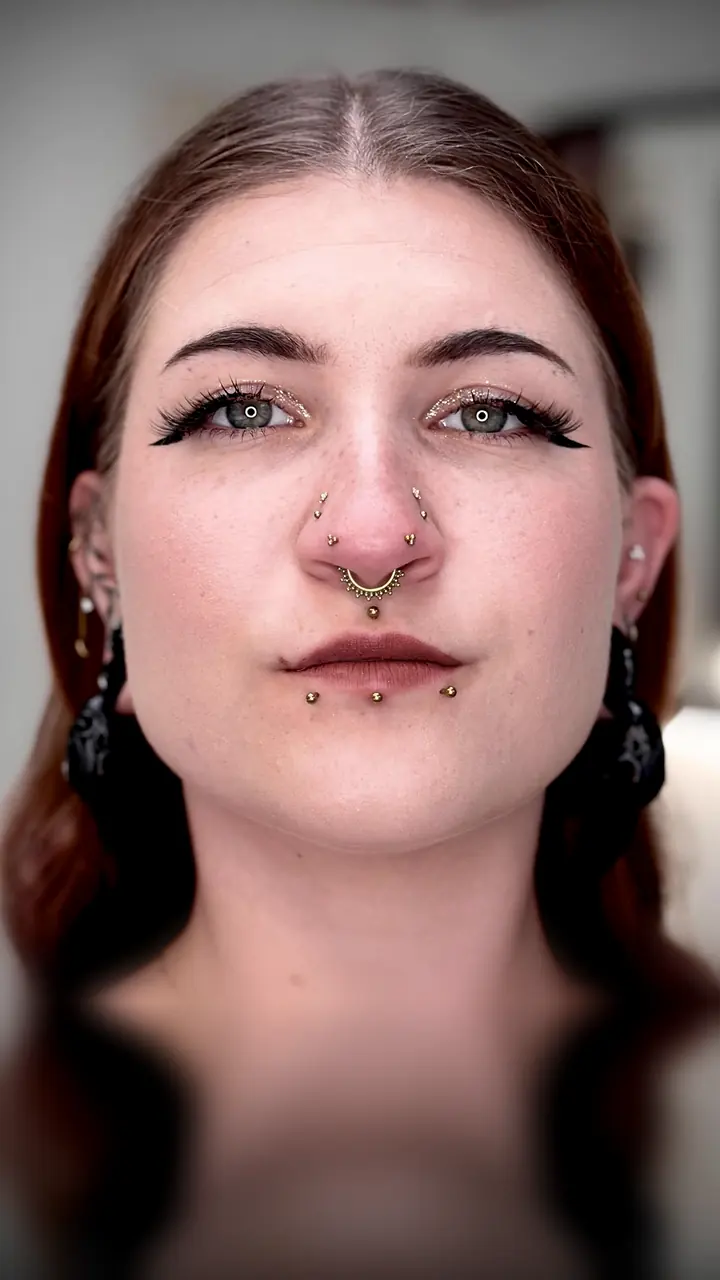 Klientka z przekłuciem mantis i septum